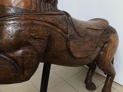 null Cheval de manège en bois sculpté 
H : 125 cm