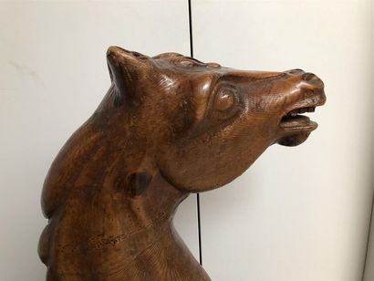 null Cheval de manège en bois sculpté 
H : 125 cm