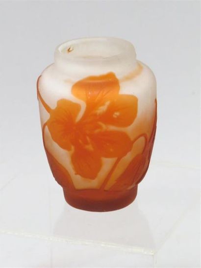 null GALLE
Petit vase sur talon en verre multicouche dégagé à l'acide à décor de...