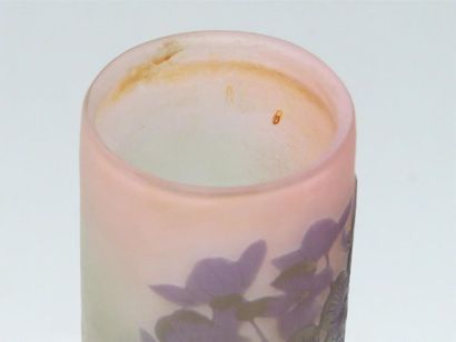 null GALLE
Vase pansu sur talon à large col en verre multicouche dégagé à l'acide...