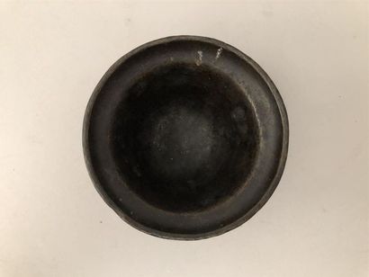 null Mortier en bronze patiné à décor de filets. 
h : 7,5 cm - Diam : 10,5 cm 