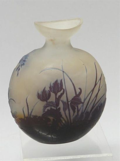 null GALLE
Vase gourde en verre multicouche dégagé à l'acide à décor de fleurs violines...