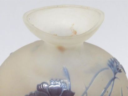 null GALLE
Vase gourde en verre multicouche dégagé à l'acide à décor de fleurs violines...