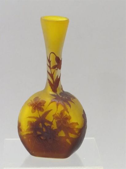 null GALLE
Vase soliflore en verre multicouche dégagé à l'acide à décor de fleurs...