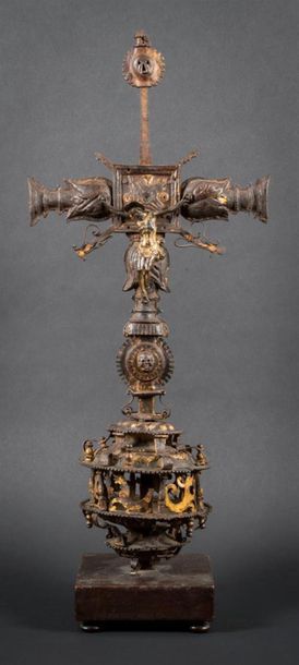 Croix d'autel ou de procession en fer forgé,...