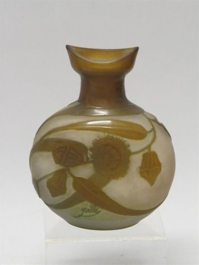 null GALLE
Vase gourde en verre multicouche dégagé à l'acide à décor de fleurs vertes...