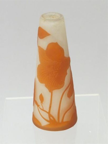 null GALLE
Vase conique en verre multicouche dégagé à l'acide à décor de fleurs orangées...