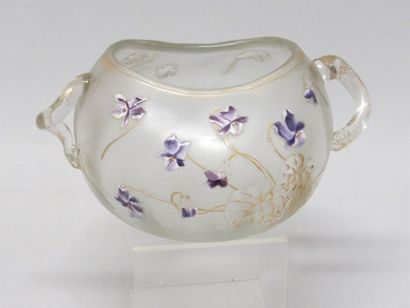 null MONTJOYE (dans le goût)
Vase en forme de coupe à deux anses en verre givré à...