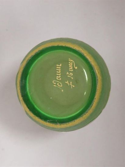null DAUM, Nancy
Vase en cristal givré à décor de gui sur fond vert.
H : 13 cm
(petit...
