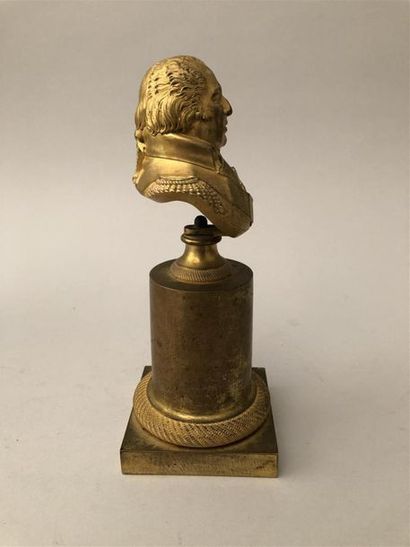 null Buste de Louis XVIII en bronze doré reposant sur une colonne. Base quadrangulaire....