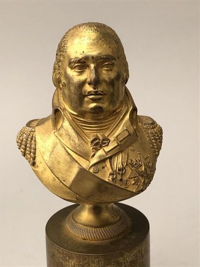 null Buste de Louis XVIII en bronze doré reposant sur une colonne. Base quadrangulaire....