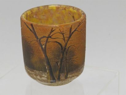 null DAUM, Nancy
Petit vase de forme "godet" en verre à décor de paysage sous la...