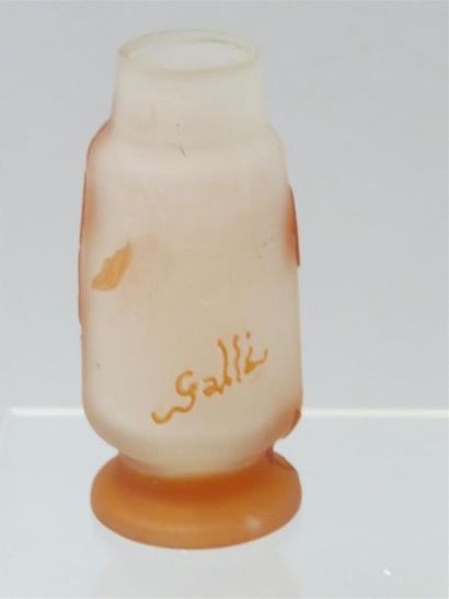 null GALLE
Vase sur talon en verre multicouche dégagé à l'acide à décor floral orange...