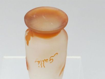 null GALLE
Vase sur talon en verre multicouche dégagé à l'acide à décor floral orange...