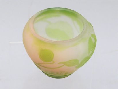 null GALLE
Vase pansu en verre multicouche dégagé à l'acide à décor de feuillages...