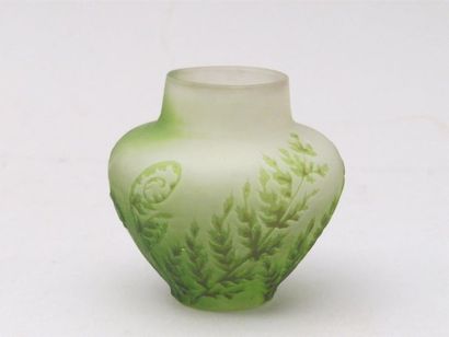 null GALLE
Vase pansu en verre multicouche dégagé à l'acide à décor de fougères sur...