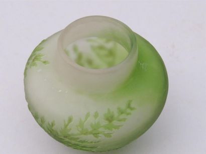 null GALLE
Vase pansu en verre multicouche dégagé à l'acide à décor de fougères sur...