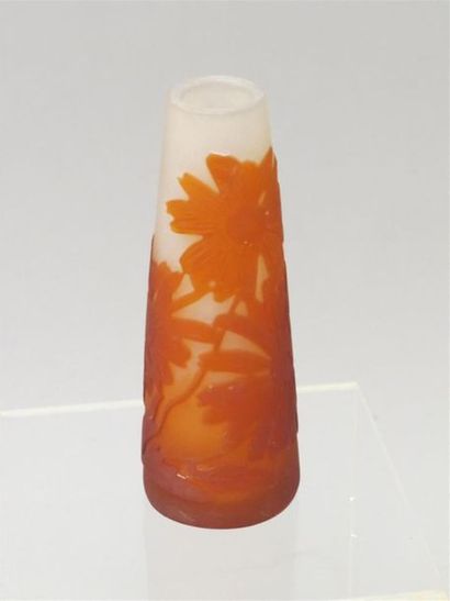 null GALLE
Vase conique en verre multicouche dégagé à l'acide à décor de marguerites...