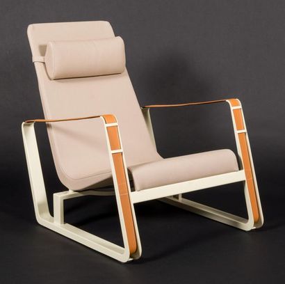 null Jean PROUVE (1901 - 1984) édition Vitra
Fauteuil modèle "Cité", piétement en...