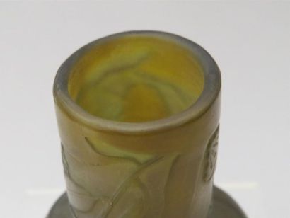 null GALLE
Vase pansu sur talon à large col en verre multicouche dégagé à l'acide...