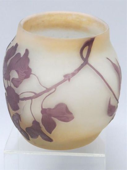 null GALLE
Vase de forme vide-poche en verre multicouche dégagé à l'acide à décor...