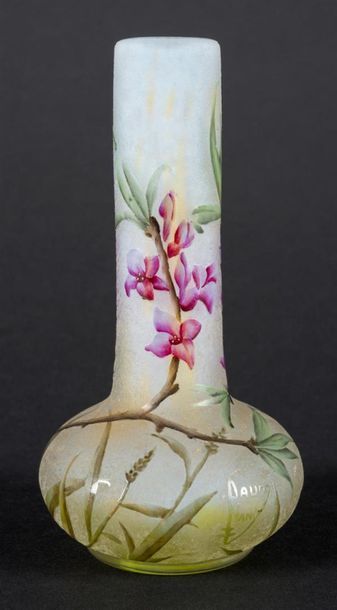 null DAUM, Nancy.
Vase soliflore de forme bulbe en verre multicouche dégagé à l'acide...