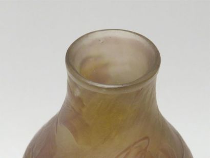 null GALLE
Vase pansu sur talon en verre multicouche dégagé à l'acide à décor de...