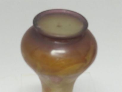 null GALLE
Vase pansu sur talon en verre multicouche dégagé à l'acide à décor de...