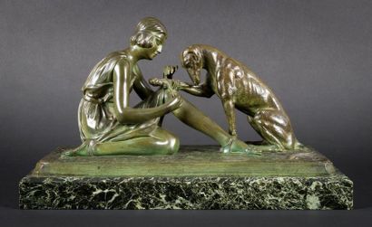 null Demeter H. CHIPARUS (1886-1947)
Jeune femme soignant son chien
Groupe en bronze...