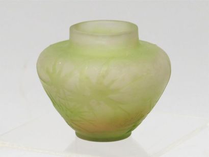 null GALLE
Vase pansu en verre multicouche dégagé à l'acide à décor de feuillages...