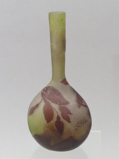 null GALLE
Vase bulbe soliflore en verre multicouche dégagé à l'acide à déco de fleurs...