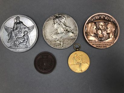 null ALGERIA / ALGERIE : Lot de cinq médailles artistiques comprenant : 
- une médaille...