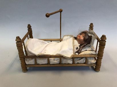 null Lot de mobilier de poupée comprenant :
- 1 petite armoire. 1900. H : 20 cm....