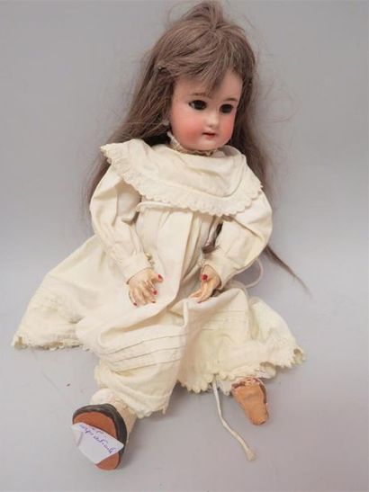 null Lot de deux poupées porcelaine :
- DEP SIMON-HALBIG, bouche ouverte, yeux basculant...