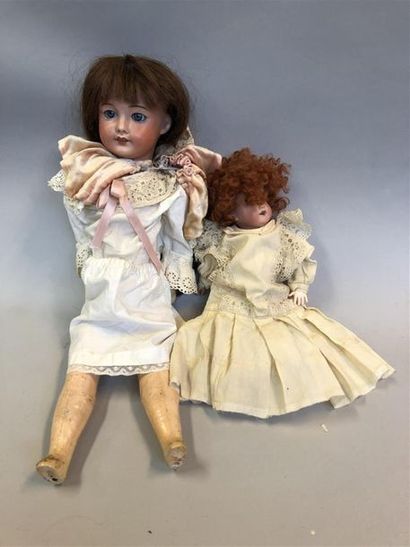Lot de 2 poupées tête porcelaine :
- 1 poupée...