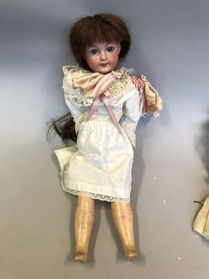 null Lot de 2 poupées tête porcelaine :
- 1 poupée allemande. Sur petit corps articulé...