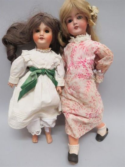 Lot de deux poupées anciennes à tête porcelaine...