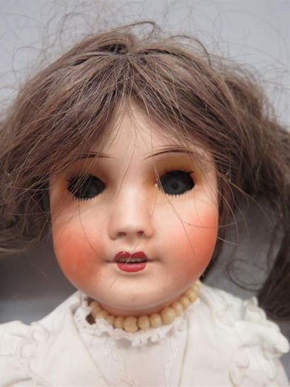 null Lot de deux poupées anciennes à tête porcelaine :
- Limoges, Yeux bleux, corps...