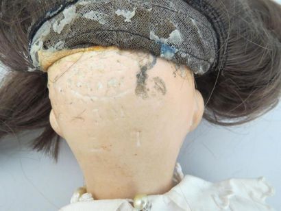 null Lot de deux poupées anciennes à tête porcelaine :
- Limoges, Yeux bleux, corps...