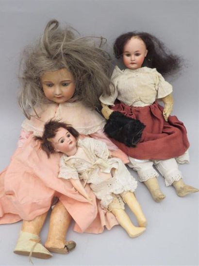 Lot de trois poupées accidentées:
- DEP GEBRUDER...