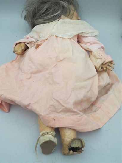 null Lot de trois poupées accidentées:
- DEP GEBRUDER KULENTZ
Tête apparemment intact,...