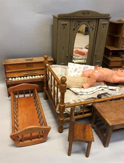null Important lot de mobilier de poupée :
Lit armoire, piano, table banc etc..
On...