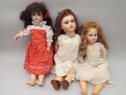 Lot de trois poupées. Têtes porcelaine accidentées...
