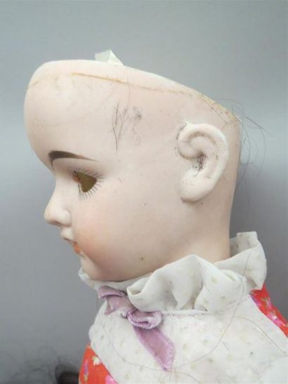 null Lot de trois poupées. Têtes porcelaine accidentées 
- 1907 JUMEAU Taille 10....