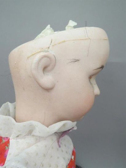 null Lot de trois poupées. Têtes porcelaine accidentées 
- 1907 JUMEAU Taille 10....