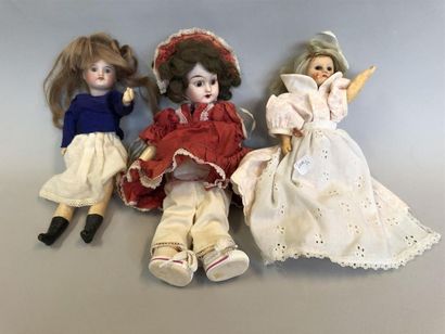 null Lot de 3 poupées comprenant :
- 2 grandes poupées UNIS France. Une tête en porcelaine...