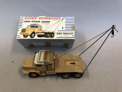 null DINKY TOYS - Lot de 2 miniatures militaires :
- réf 661 : RECOVERY Tractor,...