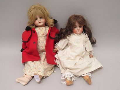 null Lot de deux poupées 
- poupée allemande, tête porcelaine accidents aux dents....