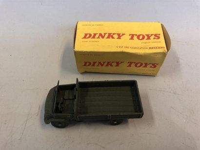null DINKY TOYS - Lot de 2 miniatures militaires :
- réf 821 : UNIMOG MERCEDES. Etat...