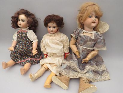 null Lot de trois poupées accidentées pour pièces :
- SFBJ moule JUMEAU Taille 8
Beau...